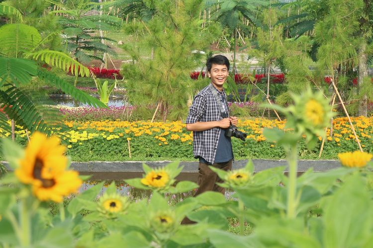 Pengunjung berfoto di spot instagrammable taman bunga matahari, Leuweung Geledegan Ecolodge Bogor, Minggu (8/12/2019).