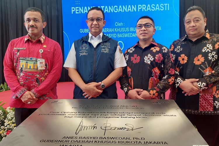 Gubernur DKI Jakarta Anies Baswedan saat meresmikan empat pasar Perumda Pasar Jaya secara simbolis di Pasar Cipinang Kebembem, Jakarta Timur, Kamis (22/9/2022).