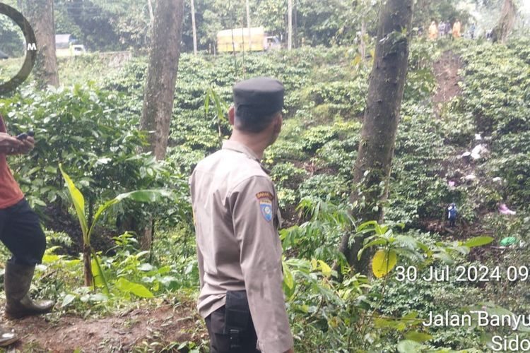 Mobil pikap masuk jurang di jalur Gumitir Jember pada Selasa (30/7/2024).