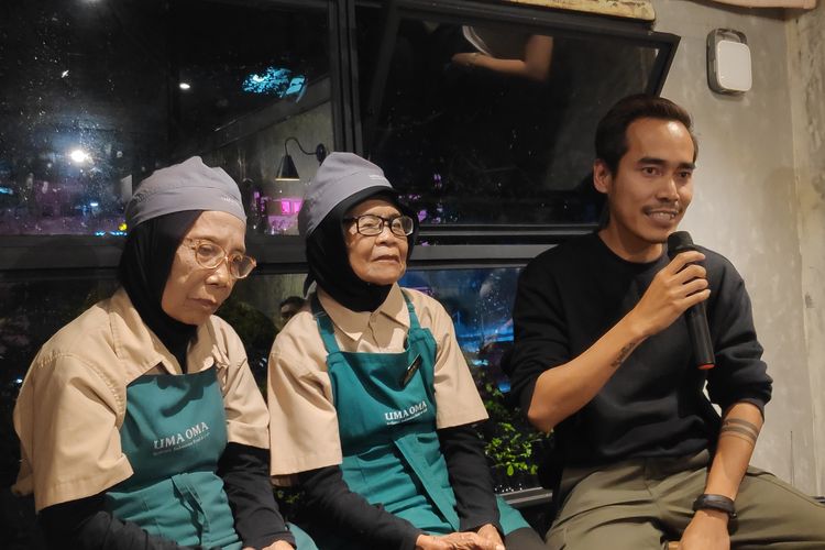 Rustina (81) dan Warsinah (79) bersama Juna di Uma Oma Cafe. 