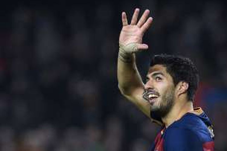 Penyerang Barcelona, Luis Suarez, melakukan selebrasi usai membobol gawang Valencia di Stadion Camp Nou, pada 3 Februari 2016.