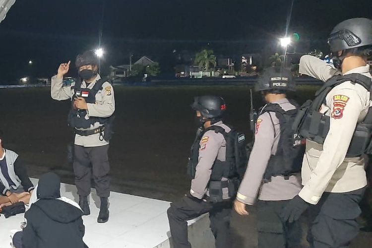 Personel Gabungan Polres Sumba Barat, Nusa Tenggara Timur (NTT), sedang melakukan operasi pemberantasan aksi premanisme di Kota Waikabubak, Minggu (13/6/2021) dini hari.