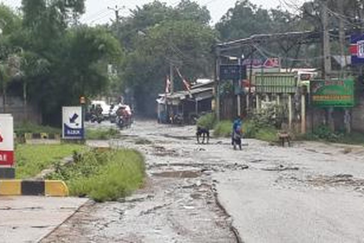 Kondisi Jalan Raya Bojong Kulur di perbatasan Kabupaten Bogor, dan Kabupaten Bekasi, rusak parah. Gambar diambil Selasa (27/1/2015).
