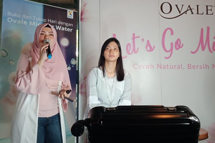 Makeup artist Natasia Adrina saat sedang mengaplikasikan makeup flawless pada peluncuran Ovale Micellar Water di Jakarta, Senin (9/4/2018).