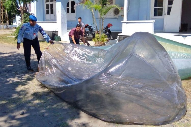 Personil TNI AU saat menunjukan barang bukti balon udara yang jatuh di sekitar Hotel Grand Quality dan Lapangan golf Lanud Adisutjipto 