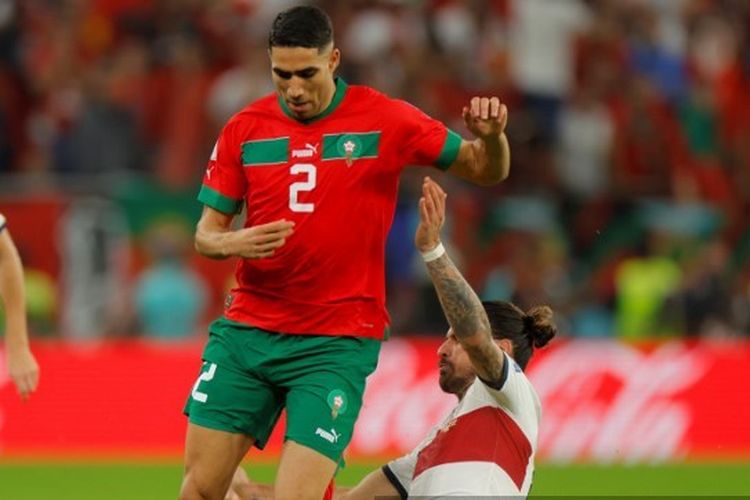 Bek timnas Maroko Achraf Hakimi berusaha melewati gelandang Portugal Ruben Neves dalam laga perempat final Piala Dunia 2022 di Stadion Al Thumama, Doha, Qatar, pada 10 Desember 2022.