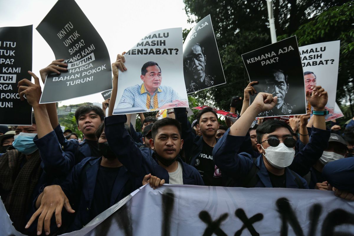 Polisi menangkap seorang demonstran saat untuk rasa di depan Kompleks Parlemen, Senayan, Jakarta, Senin (11/4/2022). Unjuk rasa di depan Gedung DPR/MPR RI menolak penundaan pemilu 2024 atau masa jabatan presiden 3 periode berakhir ricuh.