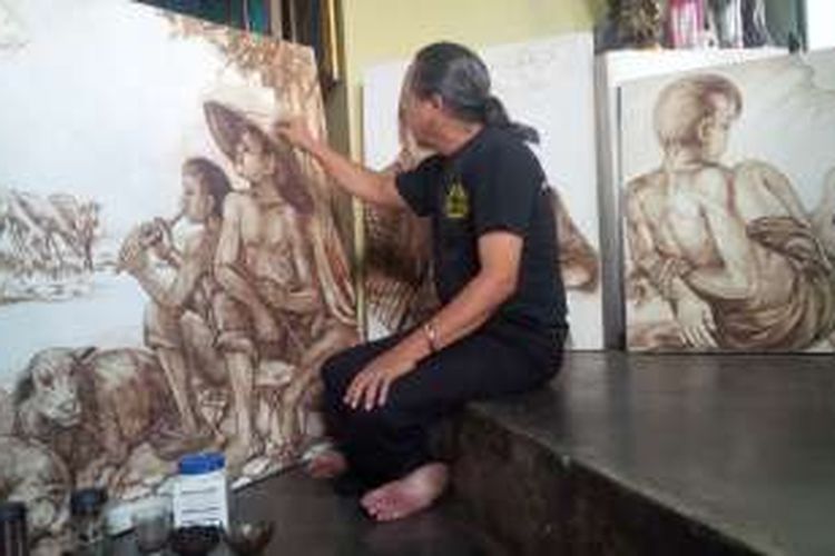 MA Sutikno, seniman serba bisa tengah merampungkan   lukisan berbahan kopi di Sanggar Seni Gedongsongo, Ungaran,   Kabupaten Semarang, Rabu (31/8/2016).