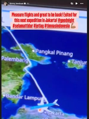 Instagram Story Denny Landzaat yang menunjukkan dirinya dan Patrick Kluivert menempuh perjalanan dari Belanda ke Jakarta menggunakan maskapai KLM.