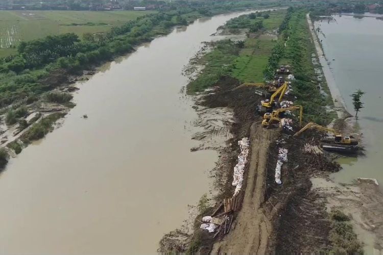 Perbaikan tanggul jebol sungai Wulan Dukuh Norowito, Desa Ketanjung, Kecamatan Karanganyar, Kabupaten Demak, Sabtu (17/2/2024). 