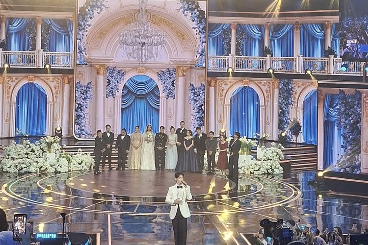 Momen Kim Soo Hyun Hadiri Pernikahan Fiktif Sena dan Davina 