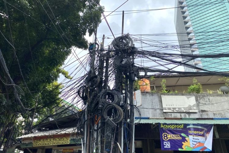 Disindir Soleh Solihun, Pemkot Janji Urus Kabel Semrawut di Kuningan Jaksel