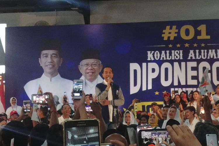 Calon presiden Joko Widodo saat menghadiri deklarasi dukungan alumni universitas se-Jawa Tengah, di Kota Lama, Semarang, Minggu (3/2/2019) pagi