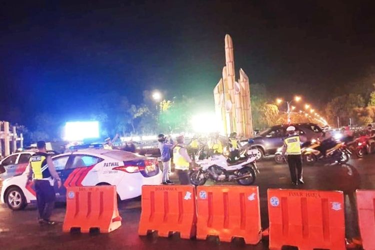 Aparat kepolisian melakukan uji coba penerapan jam malam di Kota Pontianak, Kalimantan Barat, Kamis (30/4/2020) malam.