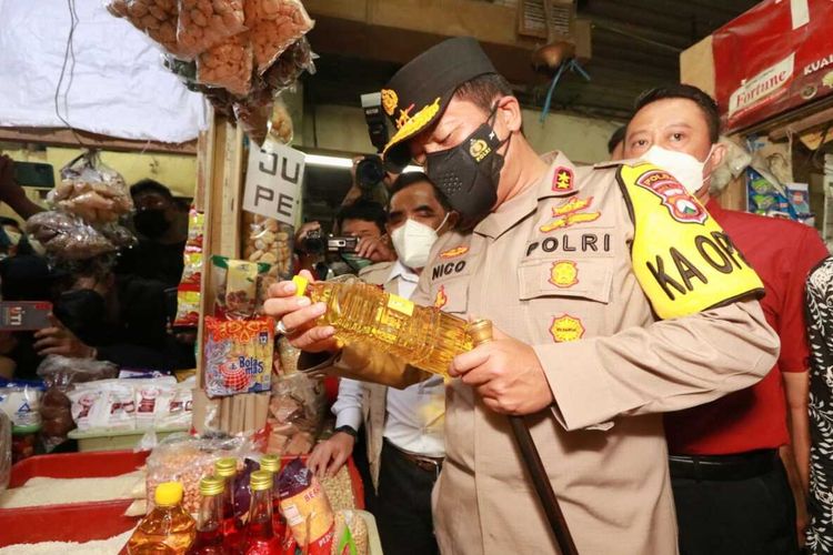 Kapolda Jatim sidak ketersediaan minyak goreng di Pasar Wonokromo Surabaya, Selasa (22/3/2022).