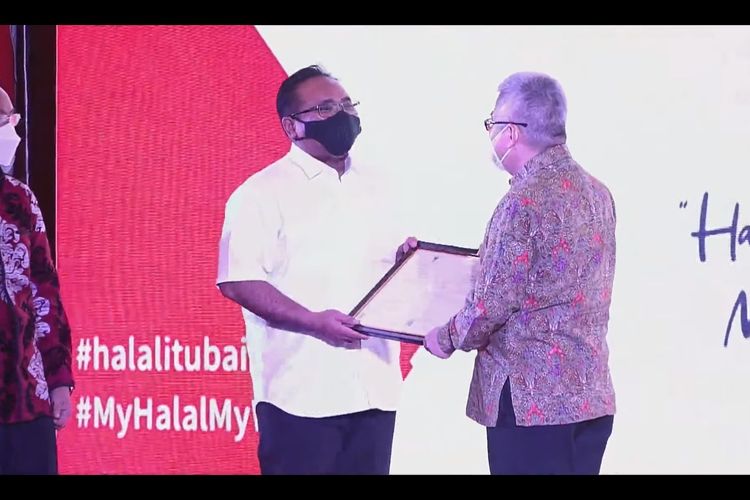 Menteri Agama Yaqut Cholil Qoumas menyerahkan sertifikat halal vaksin merah putih kepada PT Biotis Pharmaceuticals Indonesia, Kamis (24/2/2022).