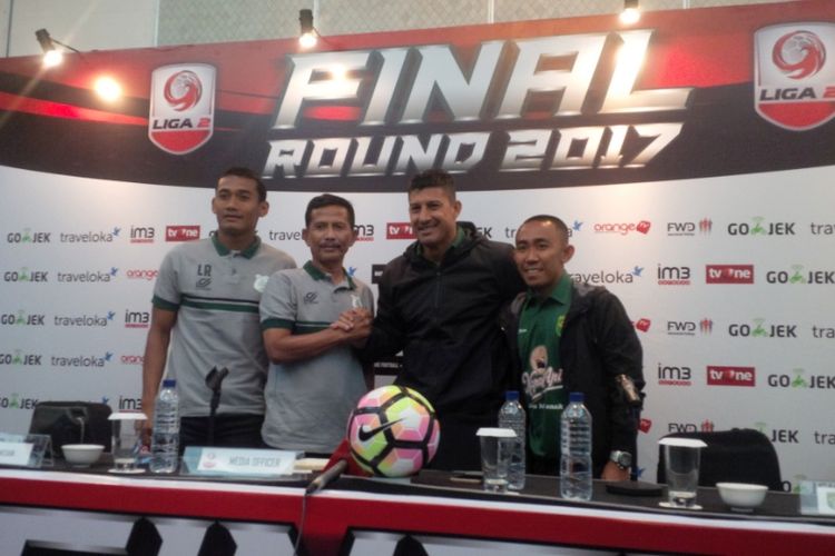 Pelatih PSMS Medan, Djadjang Nurdjaman, bersama Legimin Raharjo dan pelatih Persebaya Surabaya Angel Alfredo Vera bersama Rendi Irwan saat menghadiri sesi jumpa pers laga final Liga 2 di Hotel Couryard, Bandung, Senin (27/11/2017).