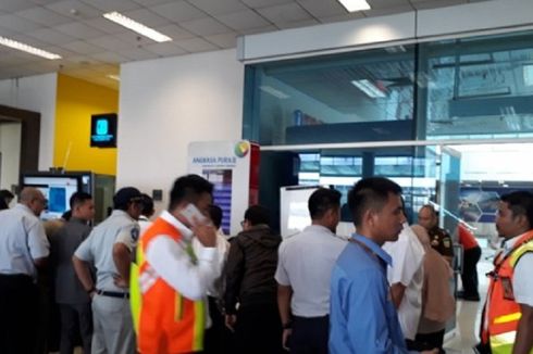 Isak Tangis dan Doa Keluarga Penumpang Lion Air di Bandara Depati Amir