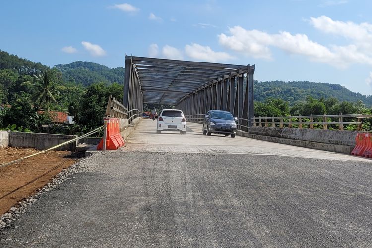 Jembatan baru Joko Kaiman penghubung Pegalongan-Mandirancan, Kabupaten Banyumas, Jawa Tengah, dibuka fungsional mulai, Kamis (4/4/2014).