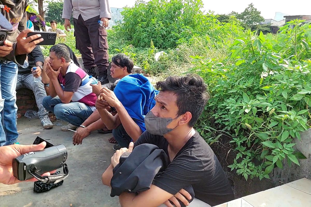 P (30) mantan anggota Polri yang terciduk dalam penggerebekan di kampung rawan peredaran narkoba, Kampung Boncos, di Kota Bambu Selatan, Palmerah, Jakarta Barat, pada Rabu (2/11/2022). 