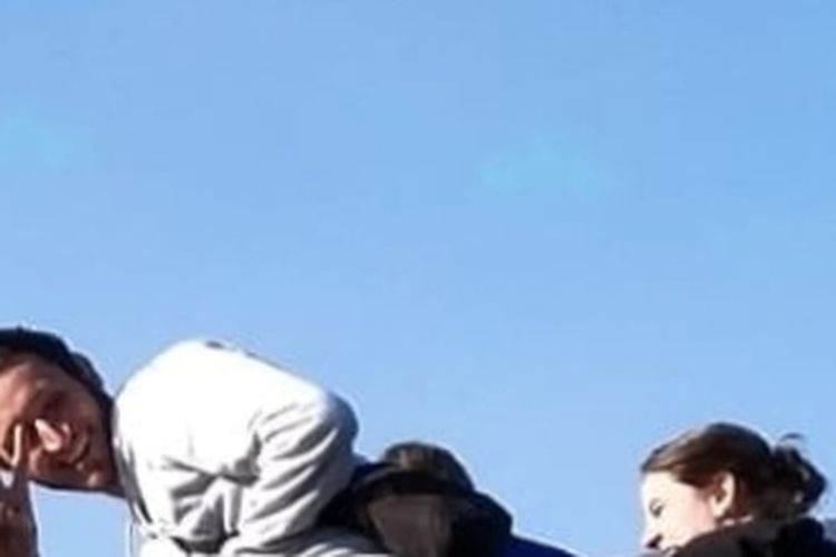 Tangkapan layar tiga turis asing berpose tidak senonoh di atas jip di kawasan Bromo