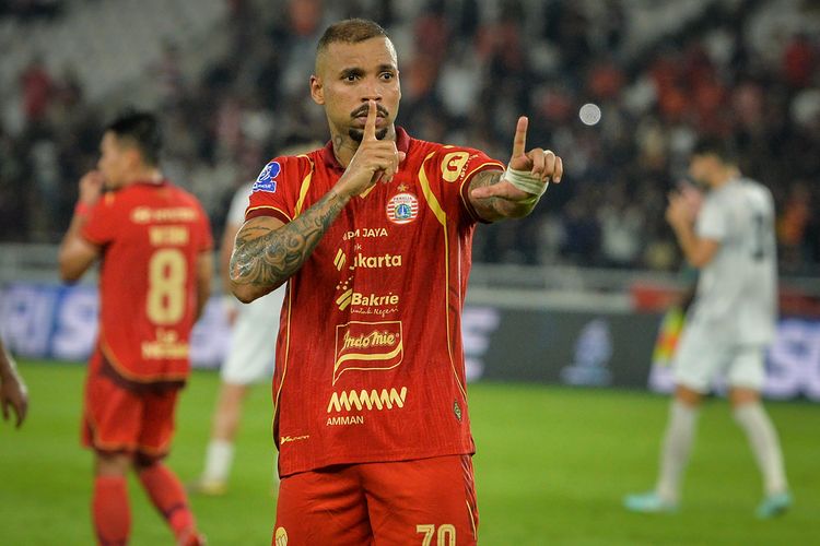 Pesepak bola Persija Jakarta Gustavo Almeida Dos Santos berselebrasi usai mencetak gol ke gawang Madura United pada pertandingan BRI Super League di Stadion Utama Gelora Bung Karno, Jakarta, Jumat (23/1/2026). Persija Jakarta menang atas Madura United dengan skor 2-0. ANTARA FOTO/Putra M. Akbar/bar
