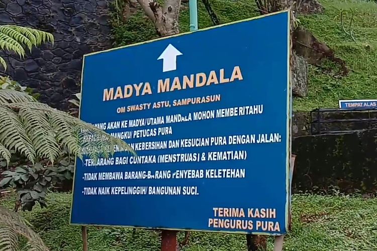 Peraturan yang harus ditaati oleh pengunjung yang berada di Pura Jagatkarta, Kabupaten Bogor, Minggu (2/2/2020).