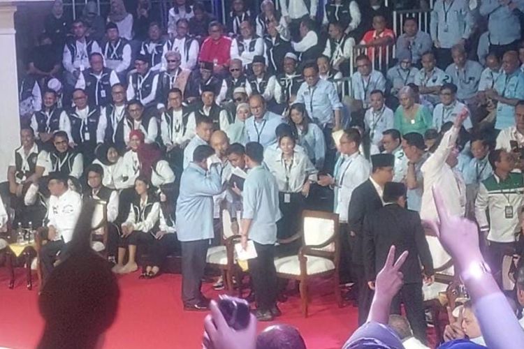 Capres nomor urut 2 Prabowo Subianto tampak mengusap wajahnya dengan handuk putih usai debat di kantor KPU, Menteng, Jakarta Pusat, Selasa (12/12/2023) malam. 