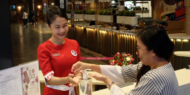 Mal AEON menyediakan hand sanitizer di beberapa titik, seperti lobby lift.