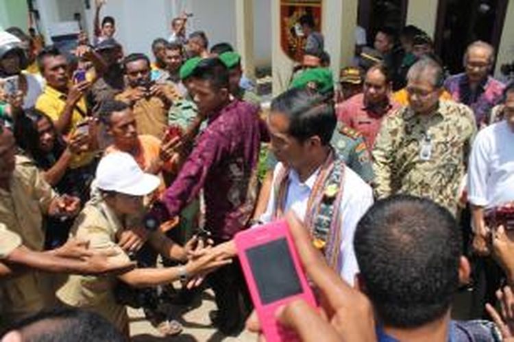 Presiden Jokowi saat berkunjung ke pos pintu perbatasan RI-Timor Leste di Motaain, Sabtu (20/12/2014). Ribuan warga yang berjejal di sepanjang jalan yang dilewati Jokowi berteriak histeris sambil berusaha bersalaman dengan JOkowi 