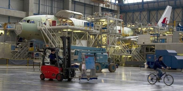 Sebuah pesawat Airbus A330 tengah dalam proses pembuatan di Colomiers, Perancis.