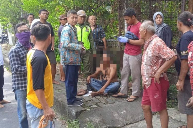 Seorang warga Kelurahan Banjarsari, Kota Solo, Jawa Tengah (Jateng) berinisial AW, nekat mencuri pipa besi rongsokan berukuran 1 menter sedang diamankan oleh warga Kelurahan Mojosongo.