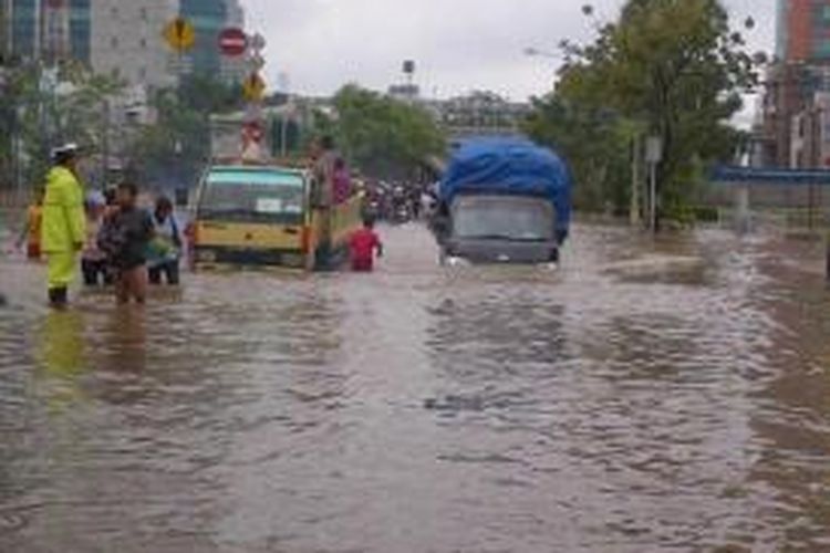 Kawasan Green Garden, Jakarta Barat, yang baru saja kering dari banjir, Rabu (29/1/2014) ini kebanjiran lagi.