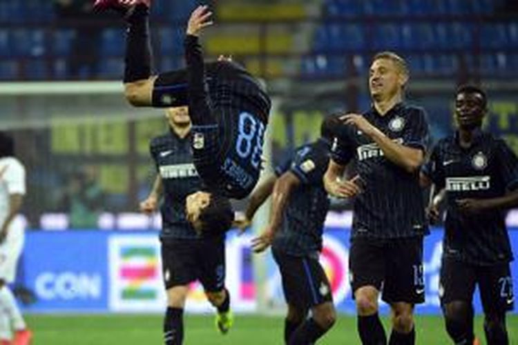 Hernanes melakukan selebrasi dengan bersalto saat mengantarkan Inter Milan menang 2-1 atas Lazio, Minggu (10/5/2015). 