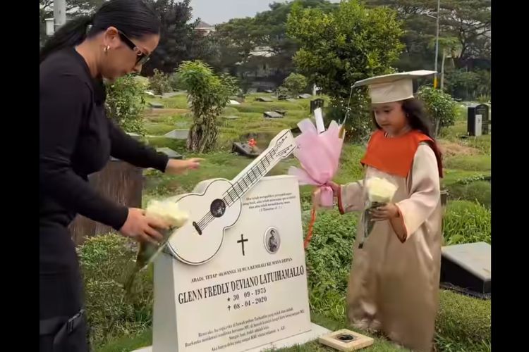 Momen Gewa Lulus TK, Langsung Ziarah ke Makam Glenn Fredly
