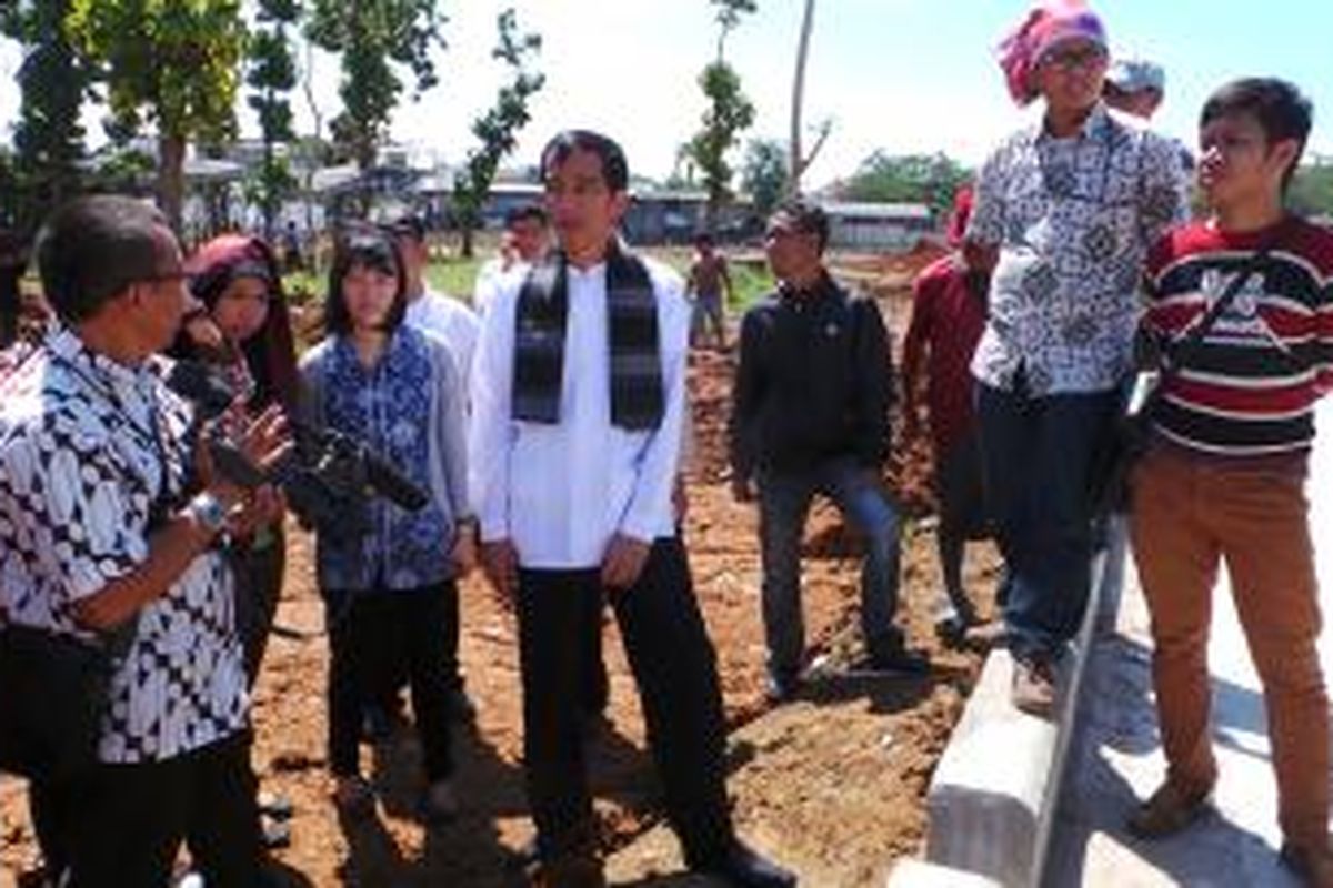 Gubernur DKI Jakarta Joko Widodo meninjau pembangunan taman di Waduk Pluit, Jakarta Utara, Jumat (26/7/2013).