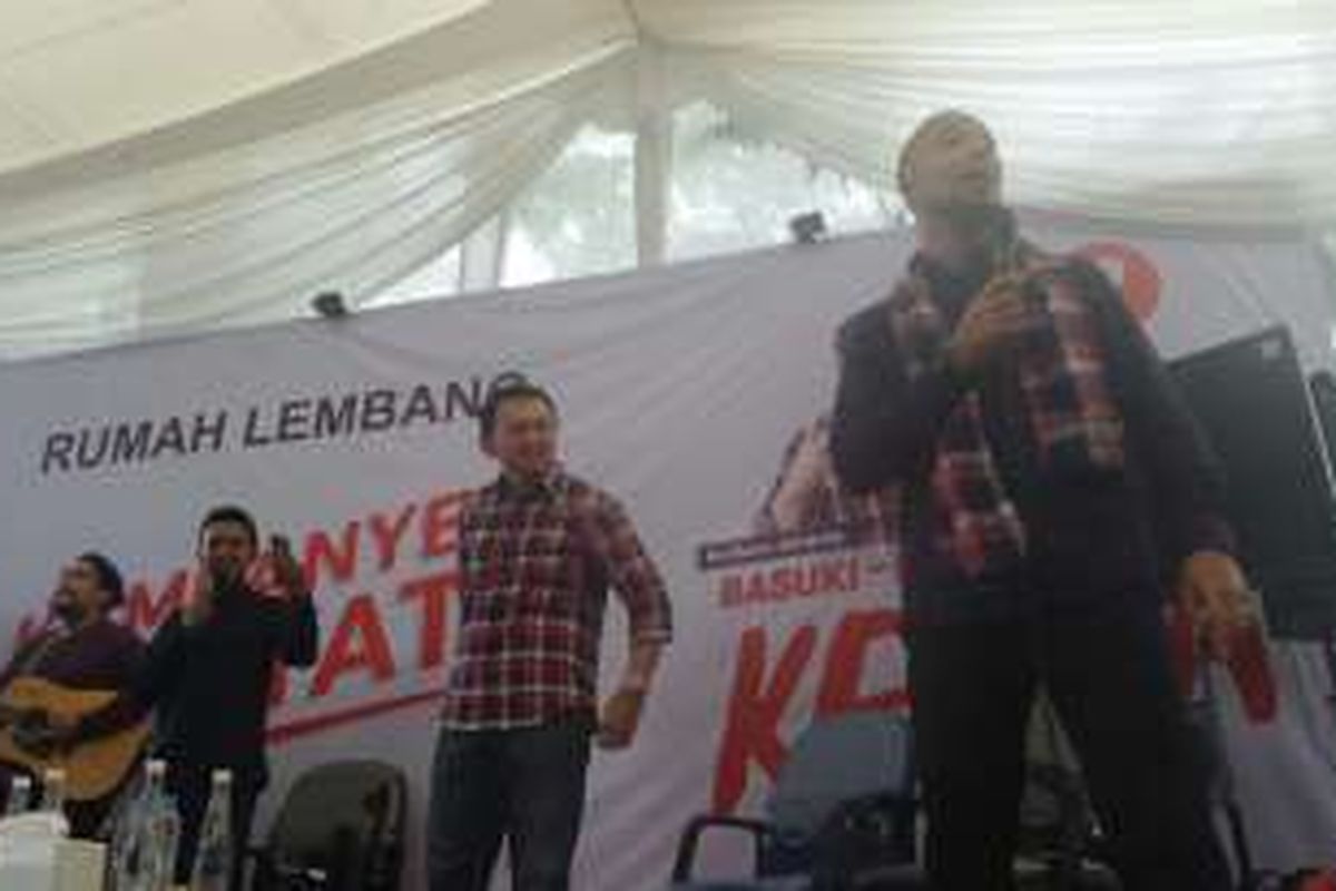 Marcell Siahaan bernyanyi untuk cagub DKI Jakarta Basuki Tjahaja Purnama di Rumah Lembang, Menteng, Selasa (6/12/2016). 