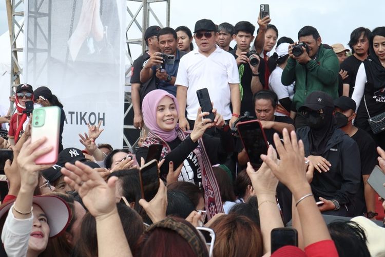 Siti Atikoh saat menghadiri acara Senam Ceria bersama ribuan warga Sulut di Pohon Kasih Kawasan Megamas Manado, Kecamatan Sario, Sulut, Rabu (17/1/2024).
