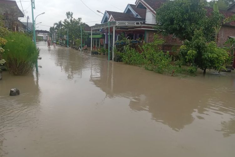 Hujan deras mengakibatkan Kali Lamong meluap dan merendam enam desa di Kecamatan Balongpanggang, Gresik, Jawa Timur, Sabtu (1/4/2023).