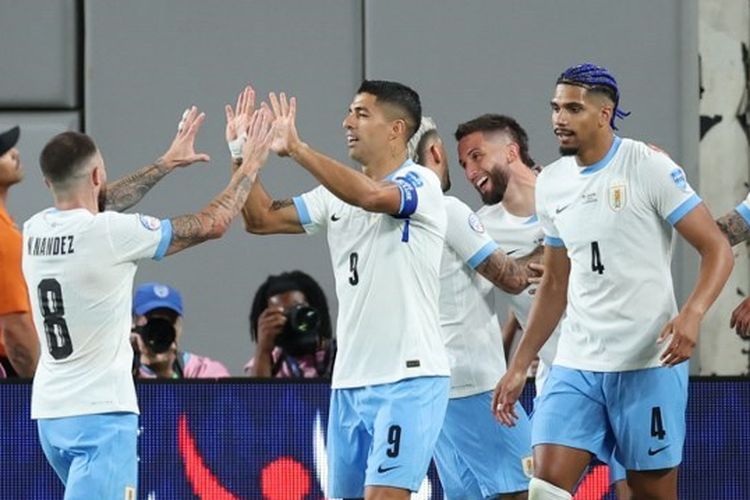 Penyerang Uruguay, Luis Suarez, merayakan keberhasilan Rodrigo Bentacur mencetak gol dalam fase Grup C Copa America 2024 antara Uruguay vs Bolivia pada 27 Juni 2024. Artikel ini berisi hasil Copa America 2024.