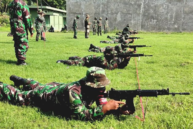 Prajurit Kodim 0817 Gresik saat mengikuti latihan menembak senjata ringan, Kamis (18/11/2021).