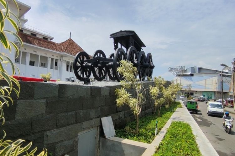 Sejarah Pelabuhan Cirebon disebut sudah ada bersamaan dengan berdirinya Kota Cirebon pada 1371. Pelabuhan di Cirebon ini berberan sangat penting bagi industri di kota tersebut. Pelabuhan di Jawa Barat ini membantu Tanjung Priok yang semakin padat.