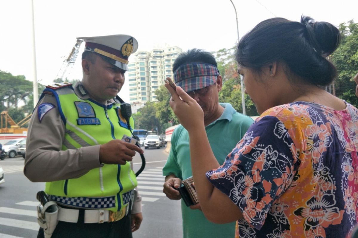 Paingan Siahaan melintasi kawasan pembatasan kendaraan bermotor sistem ganjil-genap di ruas Jalan MT Haryono arah Jalan Gatot Subroto, Rabu (1/8/2018). Padahal, pelat nomornya berakhiran angka genap. 