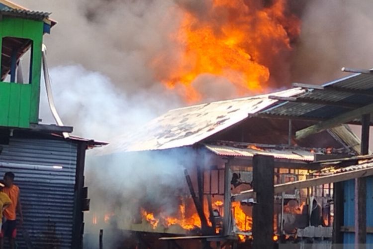 Kebakaran di Komplek Borobudur, Kelurahan Padarni, Kabupaten Manokwari Barat, Papua Barat, melalap ratusan rumah nelayan setempat, Kamis (30/9/2021). 