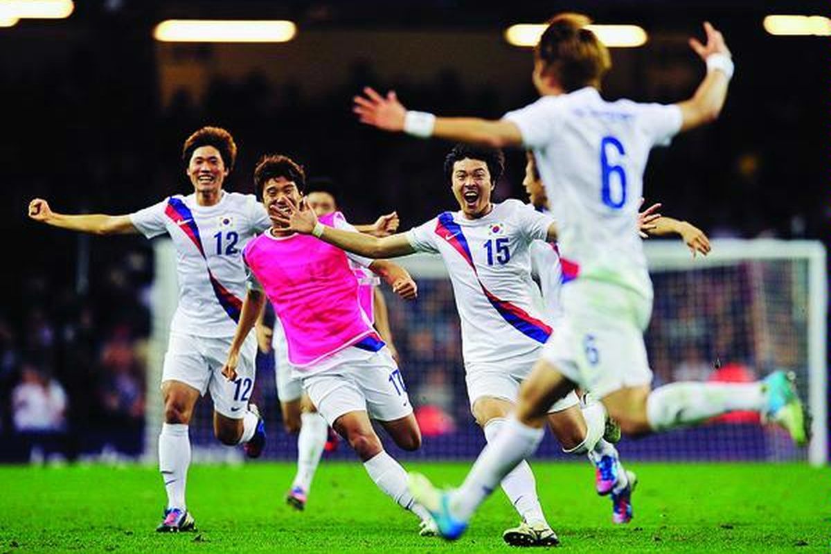 Gelandang Korea Selatan, Ki Sung-yueng  (kanan, nomor 6), merayakan tendangan penaltinya yang menentukan kemenangan atas Inggris Raya pada laga perempat final sepak bola Olimpiade London 2012, Minggu (5/8) pagi WIB.  