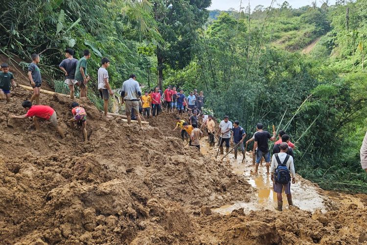 Warga Gotong Royong Bersihkan Longsor di Limapuluh Kota Sumbar, Alat Berat Pemkab Belum Tiba