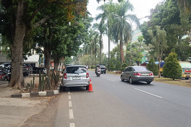 Parkir liar di depan Kopi Nako Yasmin Bogor 