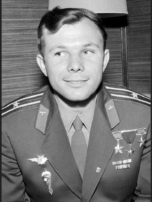 Foto yang diambil pada 3 Juli 1961 itu menunjukkan siluet kosmonot Soviet Yuri Gagarin saat berkunjung ke Finlandia.