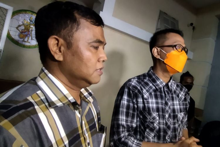 Ayah Vanessa Angel, Doddy Sudrajat (kanan) dan ayah Febri Andriansyah, Faisal (kiri), saat ditemui di rumah duka, kawasan Kembangan, Jakarta Barat, Kamis (4/11/2021).