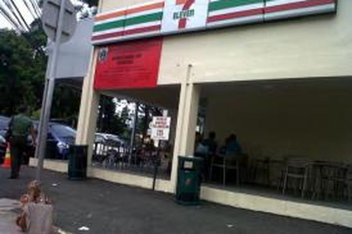 Terpasang segel merah di Seven Eleven Budi Kemulian, Jakarta sejak 17 Desember 2013, lantaran minimarket tersebut belum memiliki izin bangunan.